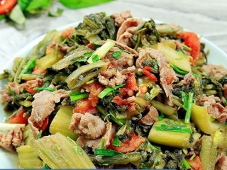 Cuống Họng Bò Xào Dưa Chua - Món Ăn Chua Chua, Cay Cay, Giòn Dai Hấp Dẫn