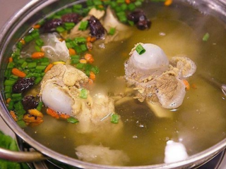 Cách Nấu Nước Lèo Ngọt Thanh Từ Xương Bò